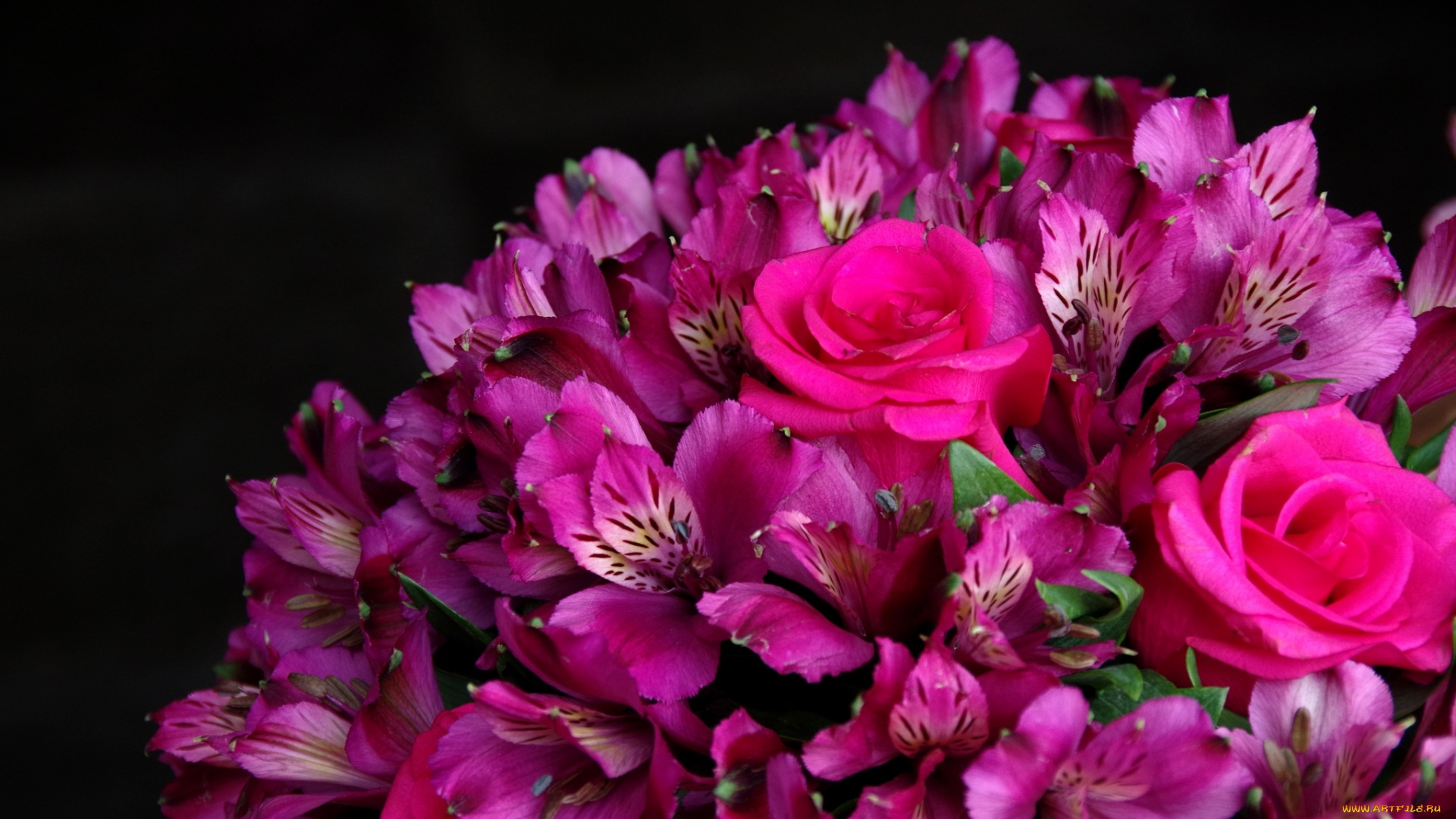 Фото красивого букета из кустовых роз и альстромерий