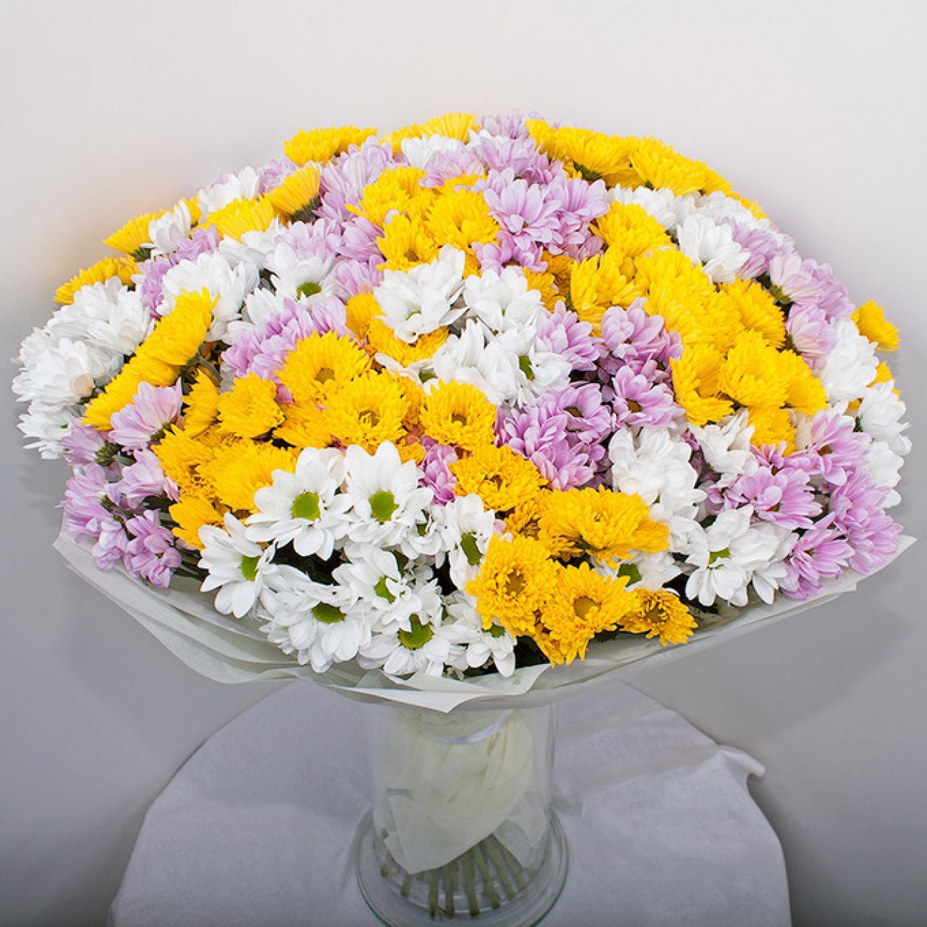 Фото разноцветного букета из кустовых хризантем