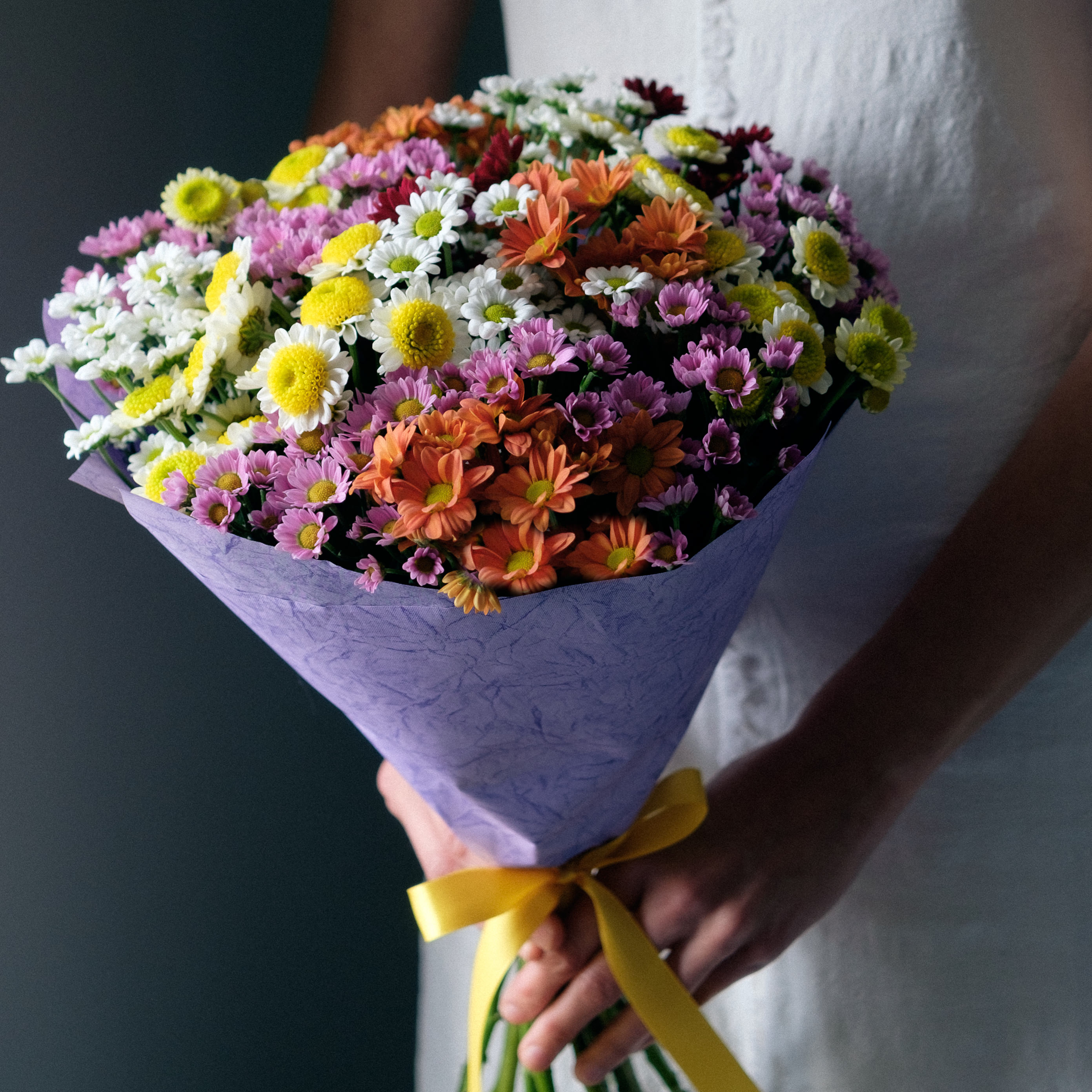 Фото букета из недорогих разноцветных хризантем