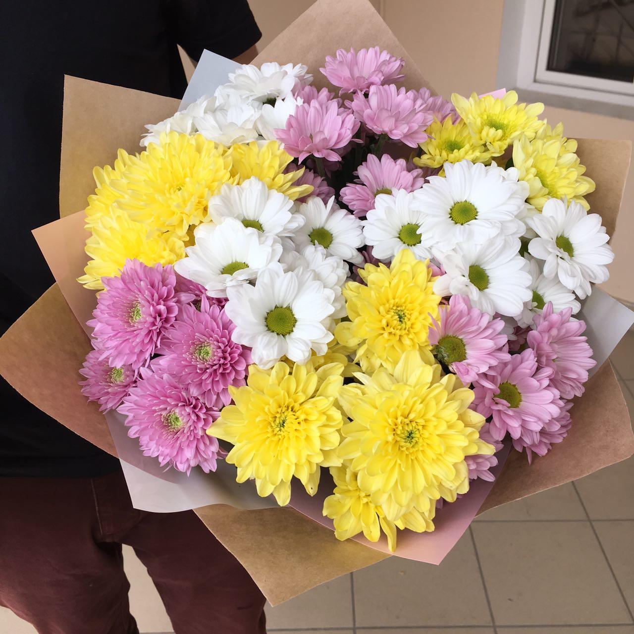 Фото заказанного и доставленного букета из разноцветных хризантем