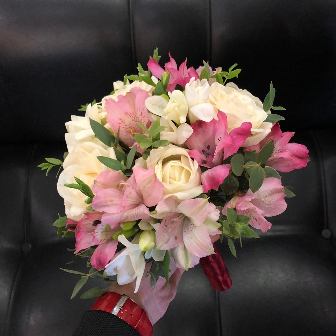 Фото красиво оформленного букета из роз и альстромерий