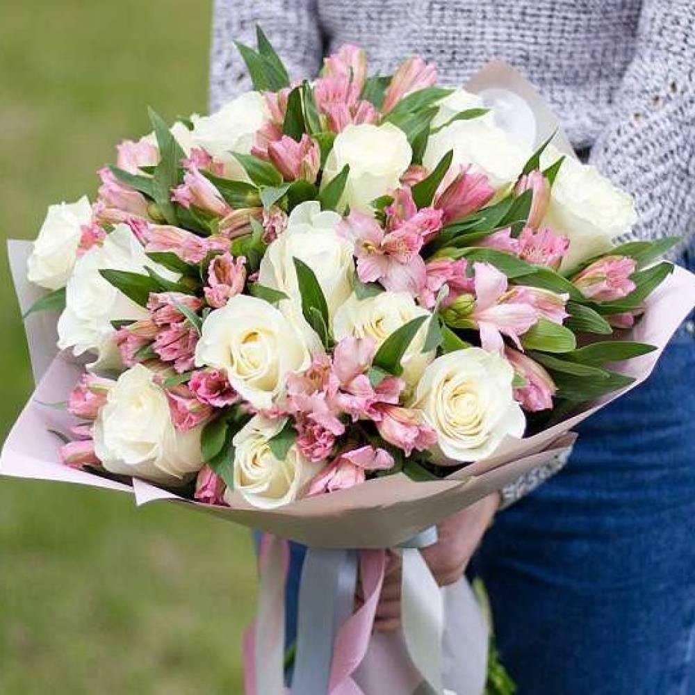 Фото букета из роз и альстромерий в подарок на свадьбу