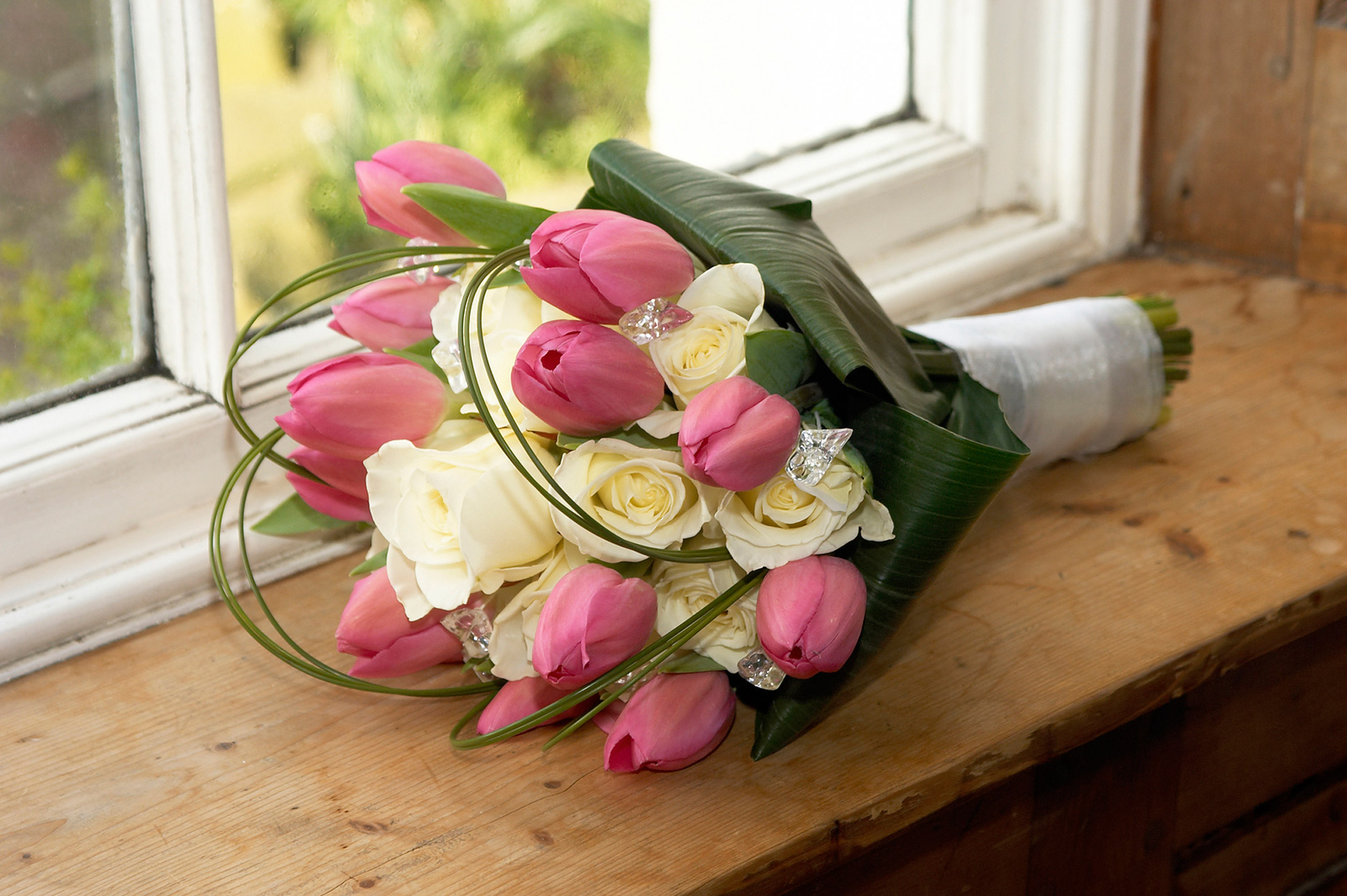 Фото красивого букета из тюльпанов и роз
