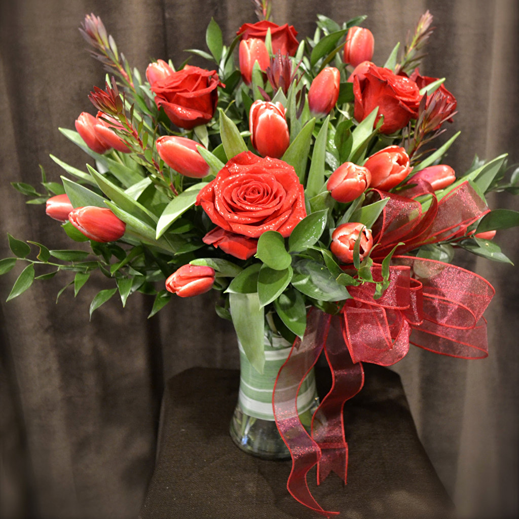 Фото купленного букета из роз и тюльпанов