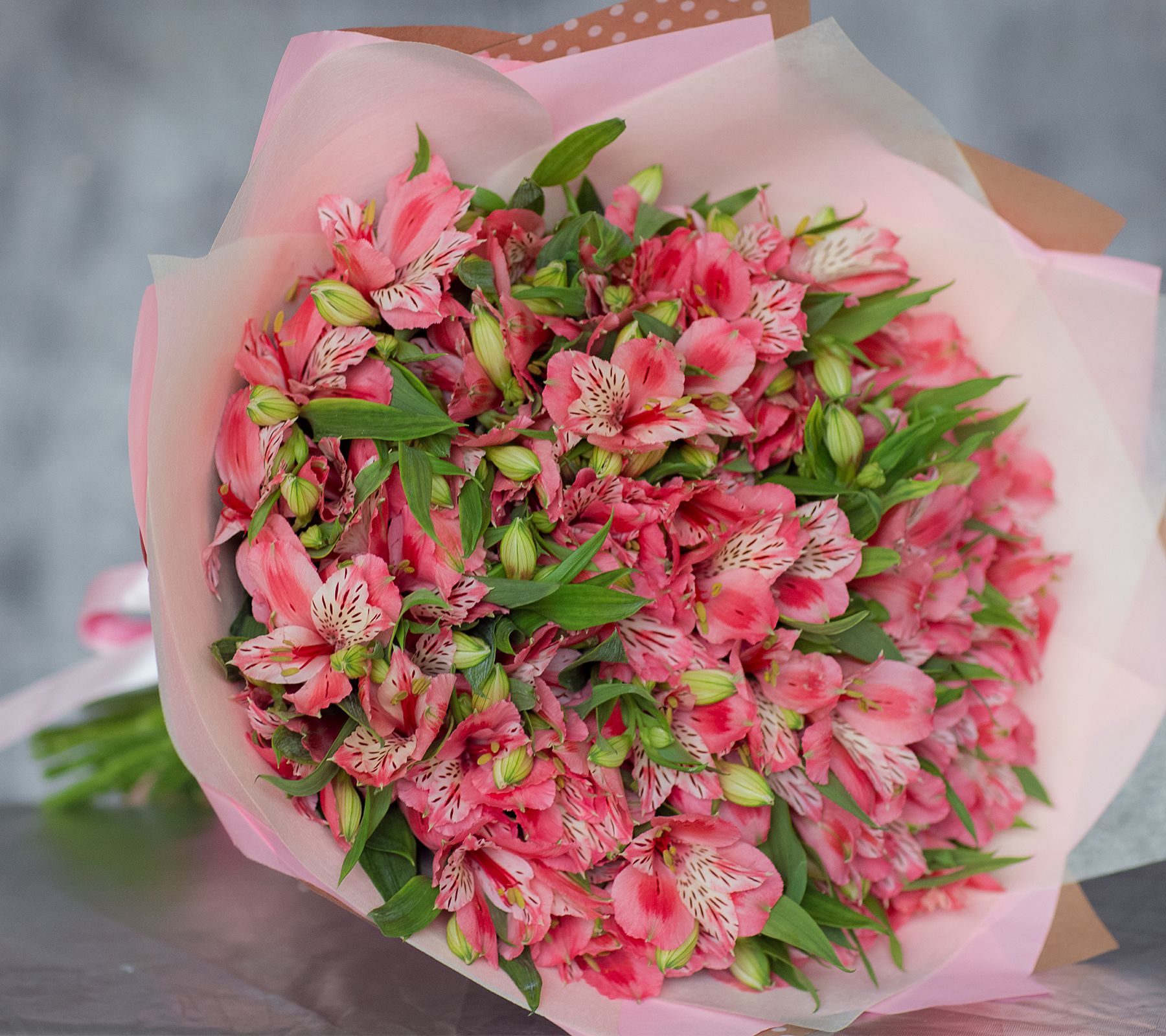 Фото недорогого букета из розовых альстромерий