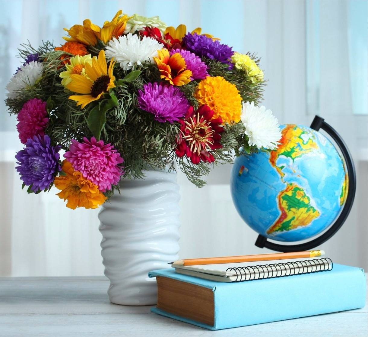 Фото красивых цветов в вазе подаренных учителю