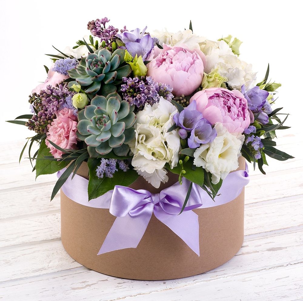 Фото цветов в коробке доставленных в СПб