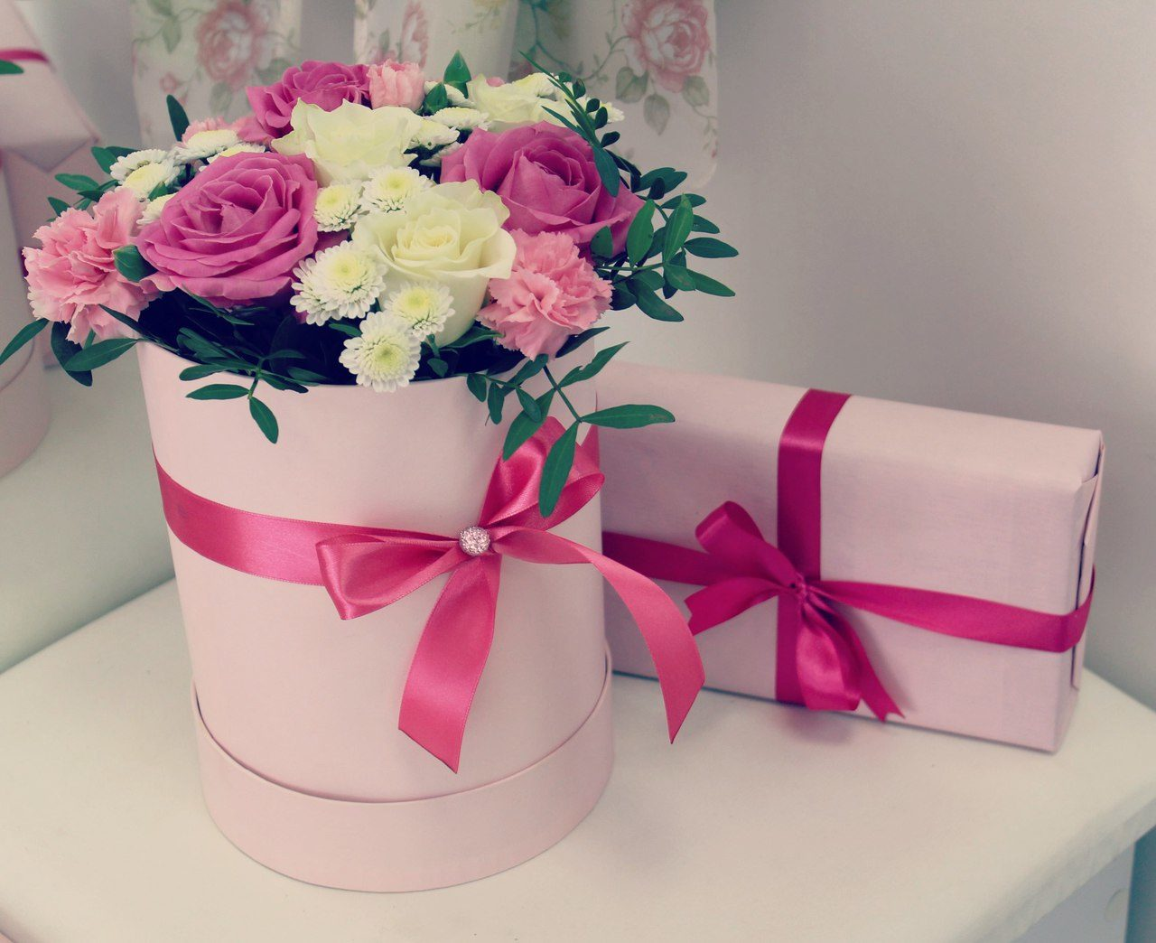 Фото доставленной коробки с цветами и подарком