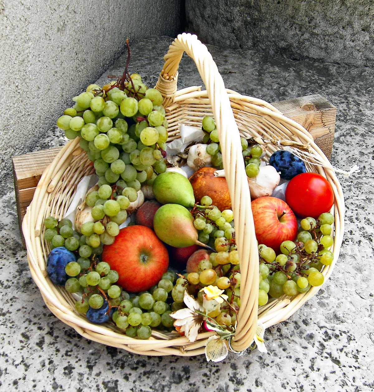Фото корзины с вкусными фруктами по низкой цене