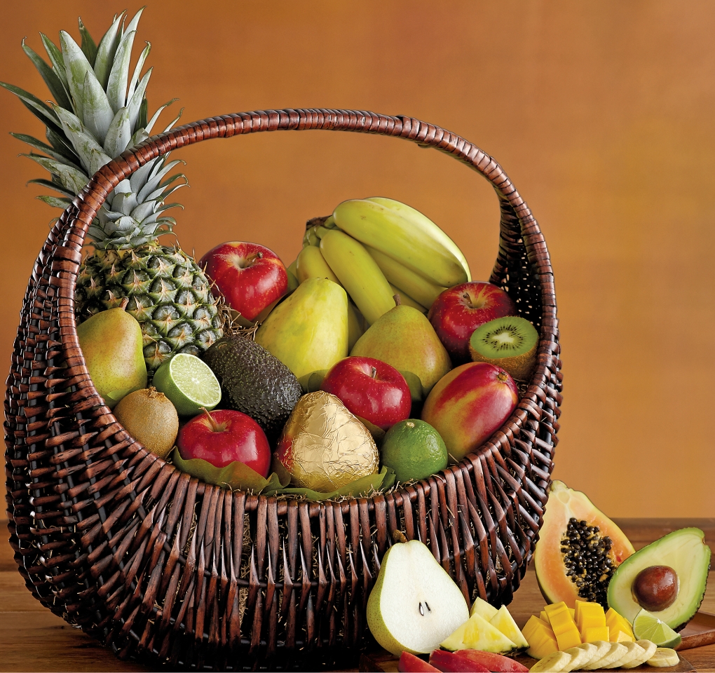 Фото подарочной корзины с экзотическими фруктами