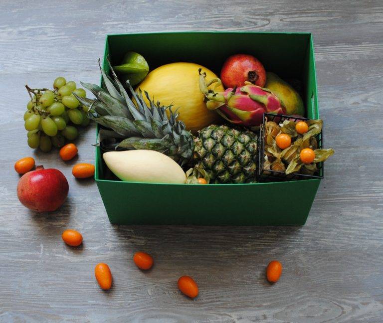 Фото экзотических фруктов в коробке для подарка