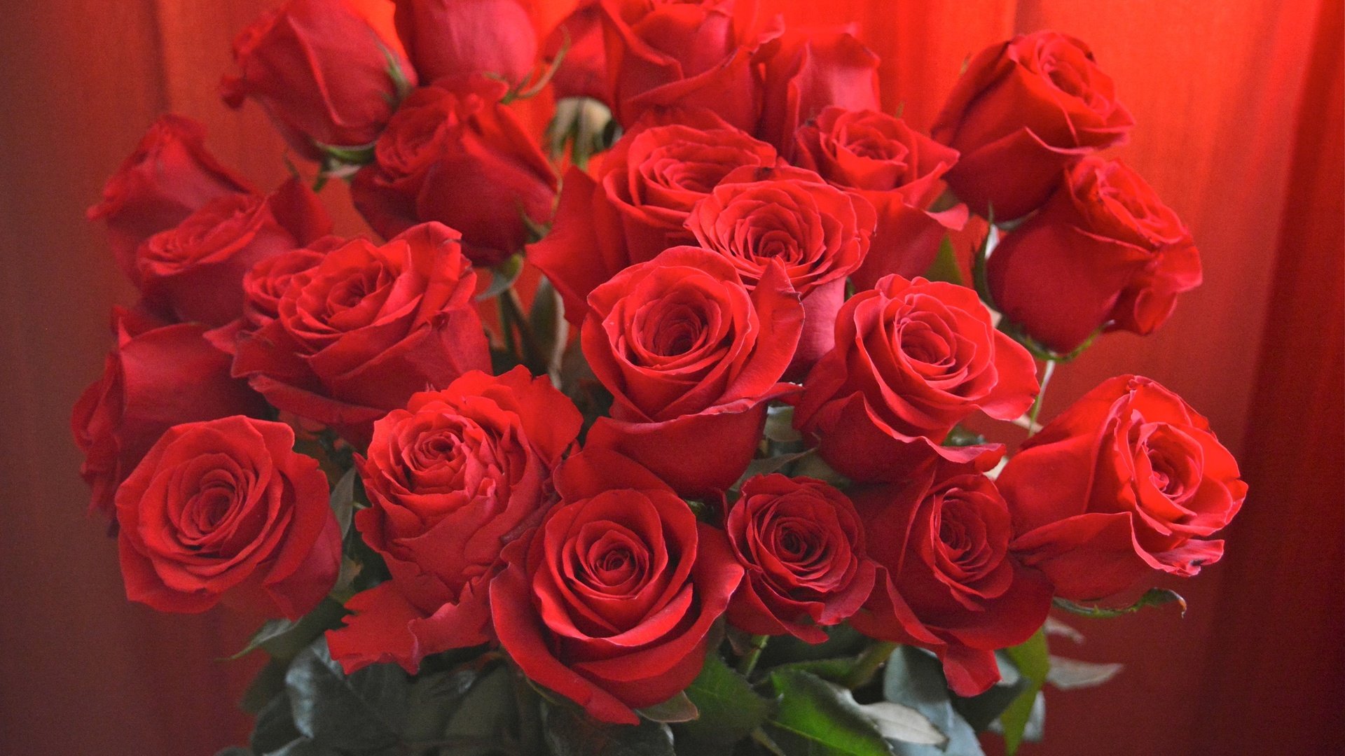 Фото красивой композиции из 25 роз
