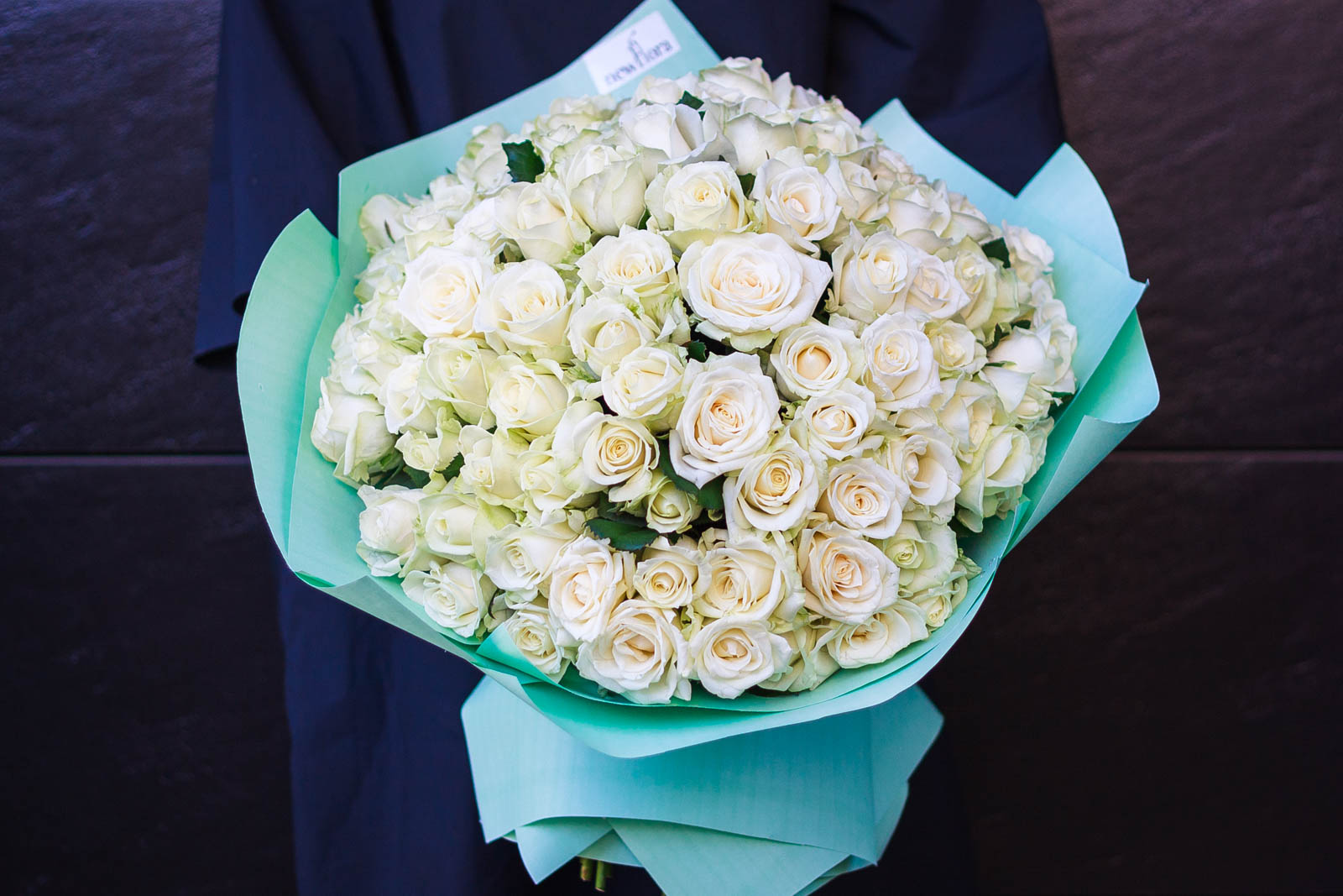 Фото красивого белого букета из 101 розы