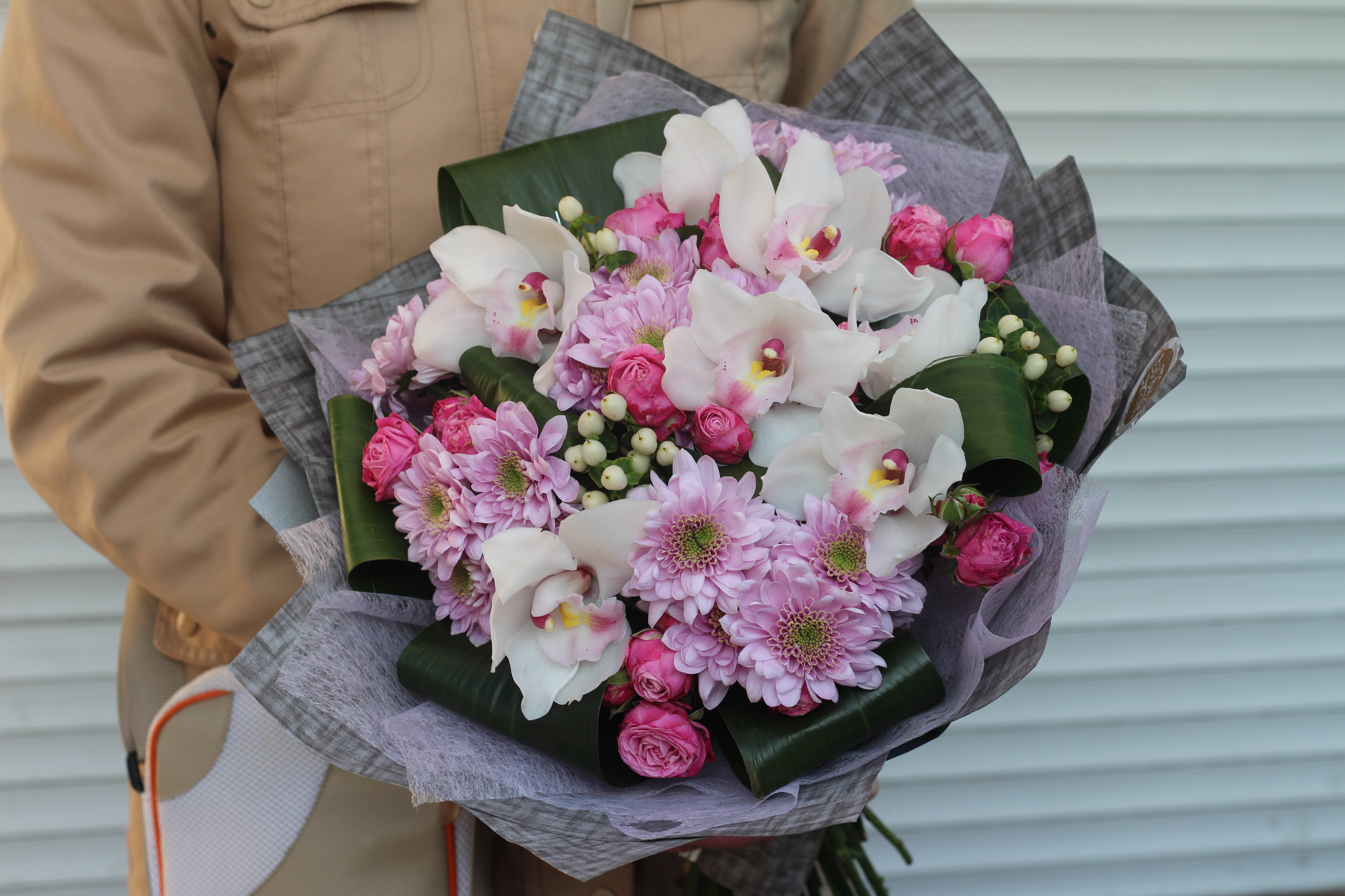 Фото букета из роз и хризантем в подарок на свадьбу