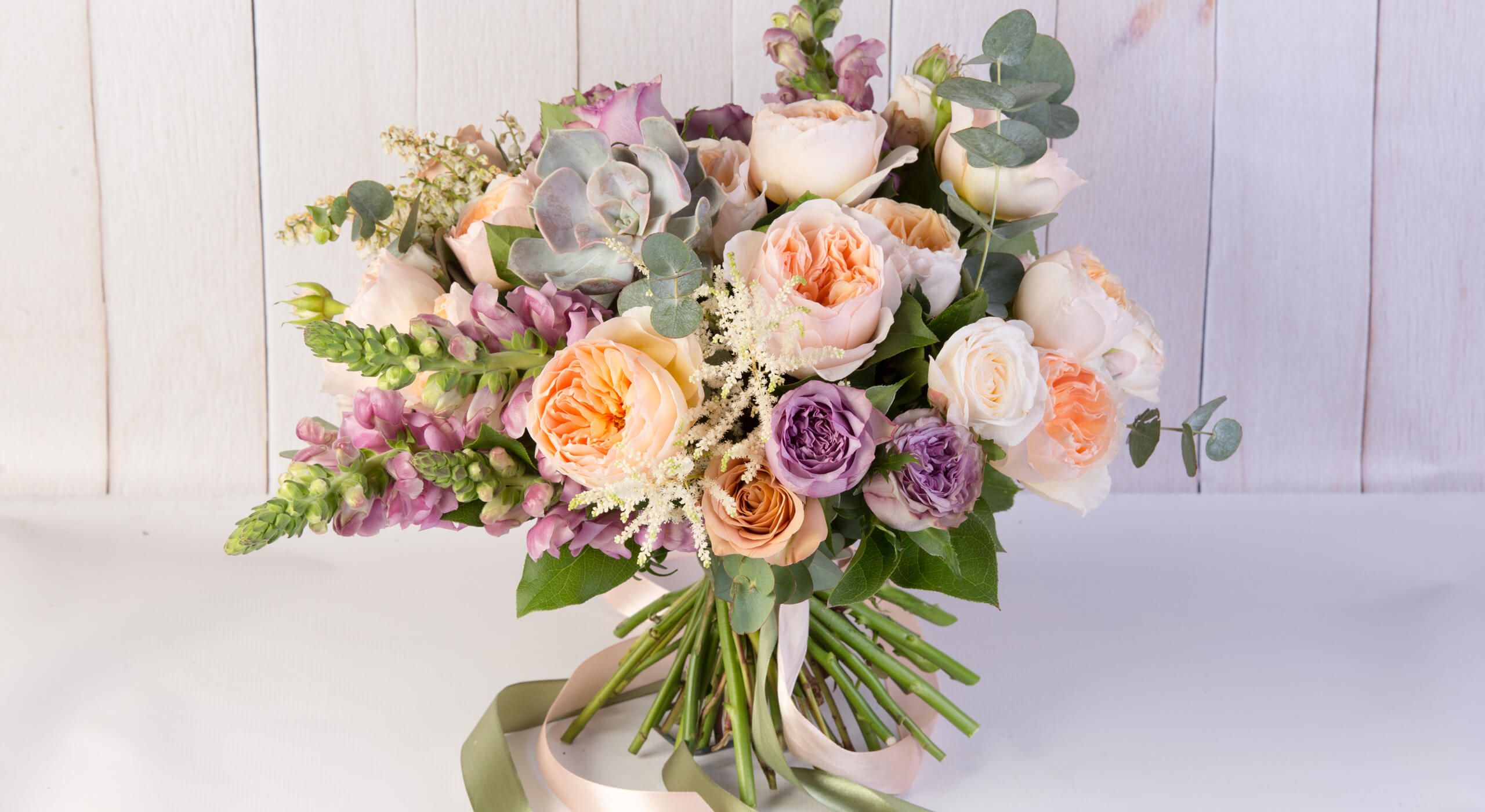 Фото дизайнерского букета из роз для девушки или супруги