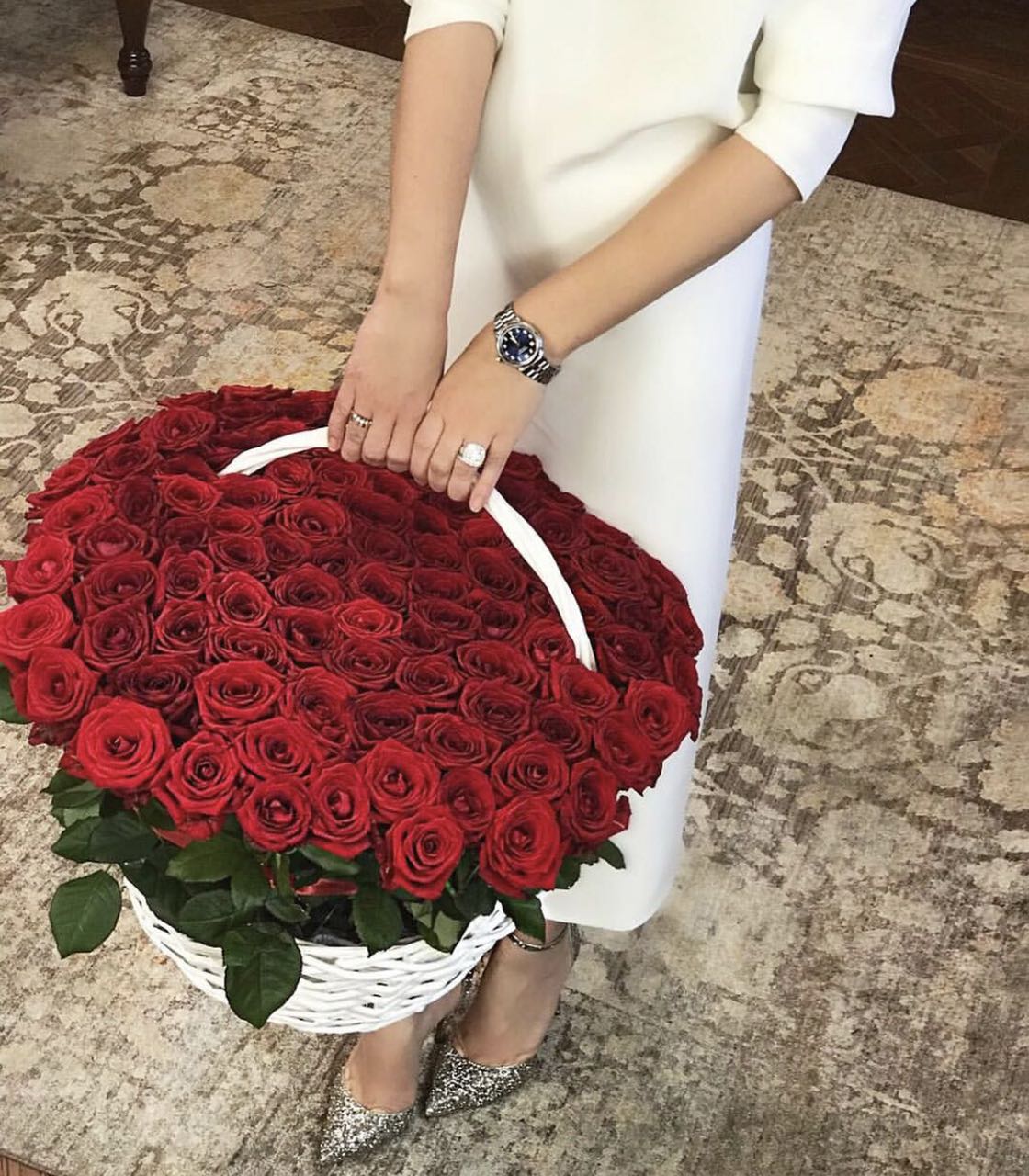 Фото красивой 101 розы в корзине с девушкой