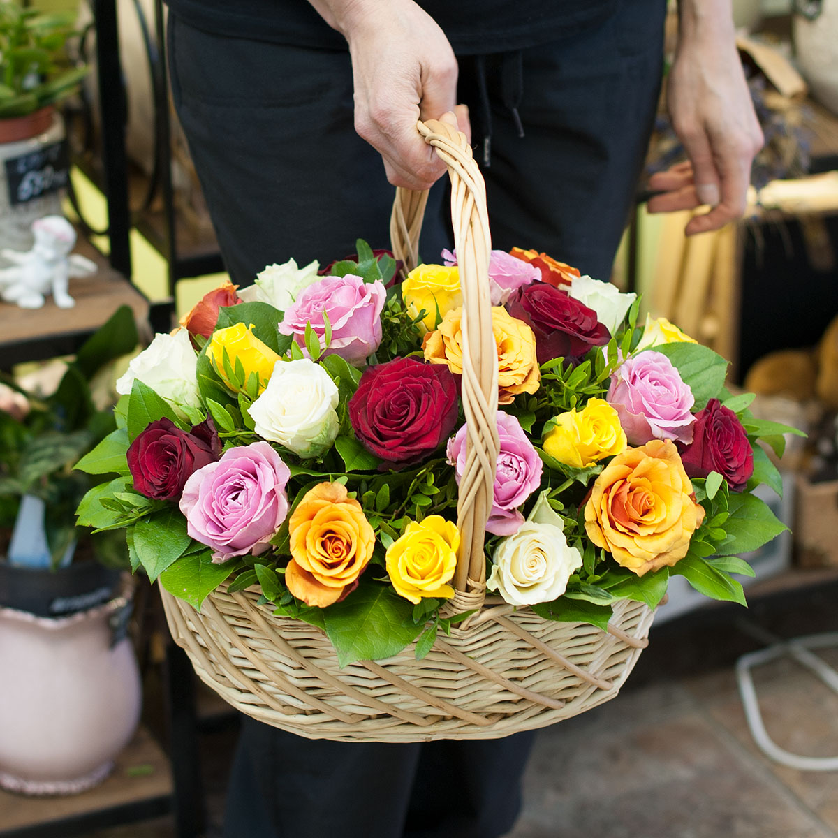 Фото корзины из 25 роз красивого цвета
