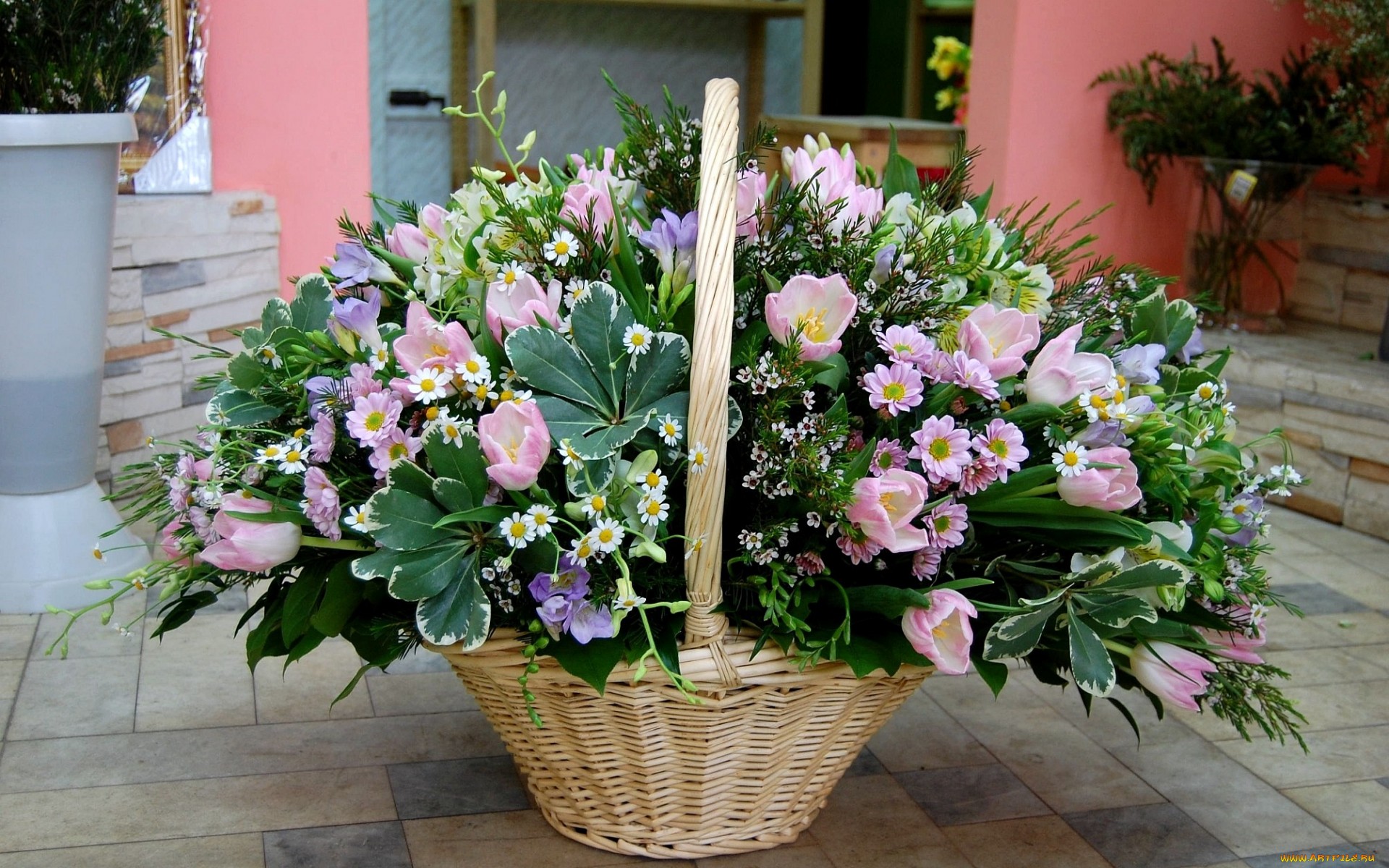Фото купленной корзины с цветами