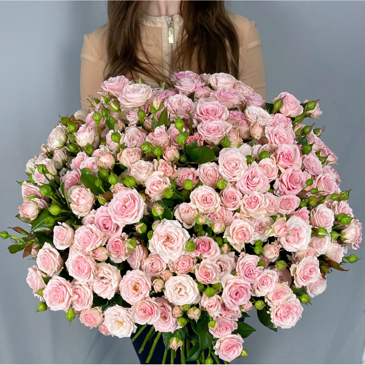 Букет из 41 розовой кустовой розы «Роскошь»