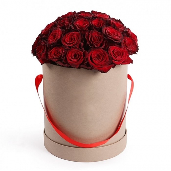 Красные розы в шляпной коробке "Госпожа удача"