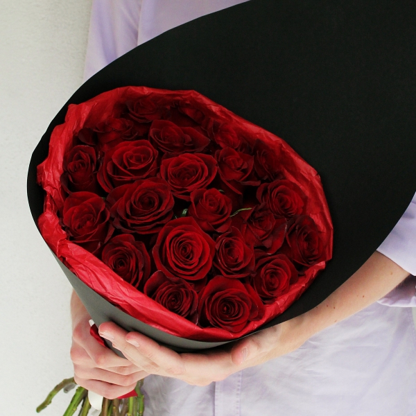 Красные розы "Леди в черном"
