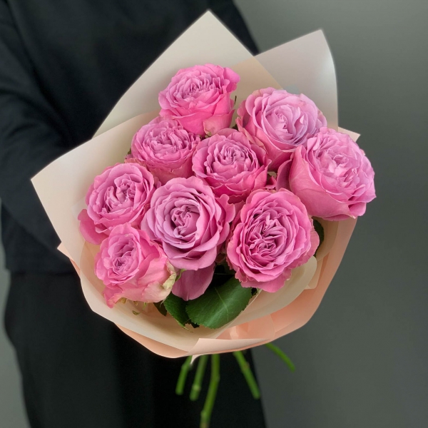 Букет из ярко-розовых пионовидных роз