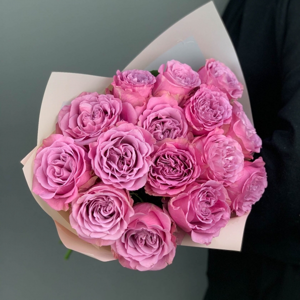 Букет из ярко-розовых пионовидных роз. Фото 3