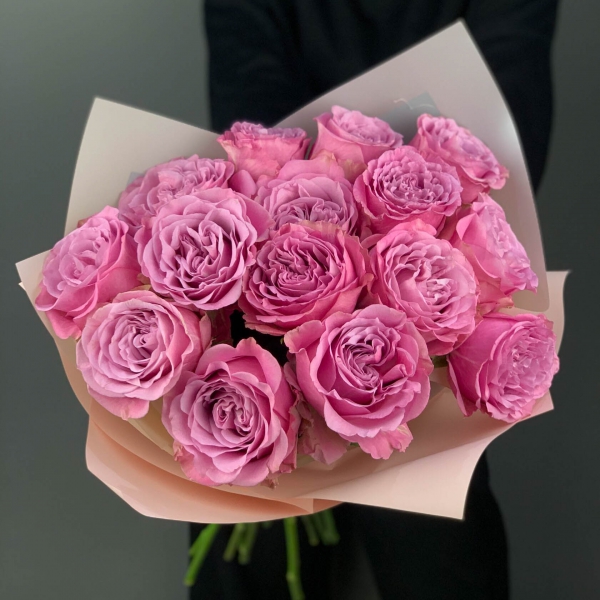 Букет из ярко-розовых пионовидных роз. Фото 4