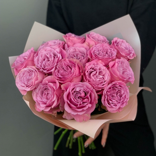 Букет из ярко-розовых пионовидных роз. Фото 5