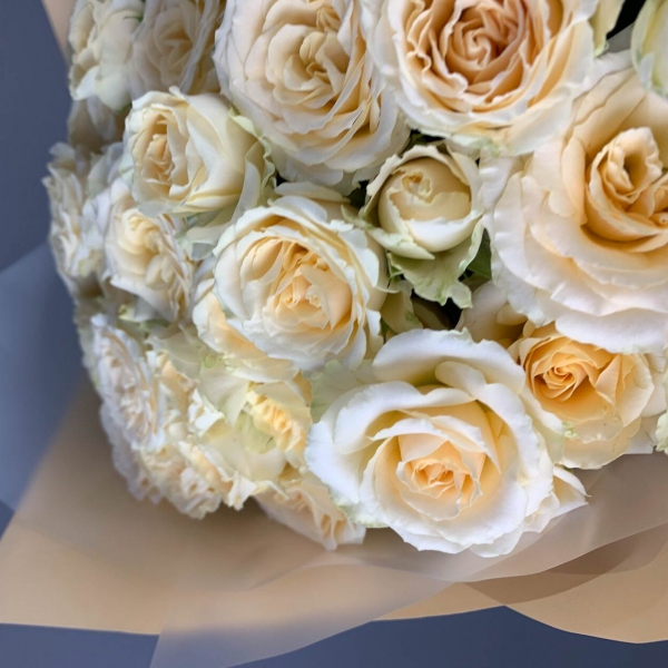 Букет из кремовых кустовых роз. Фото 4