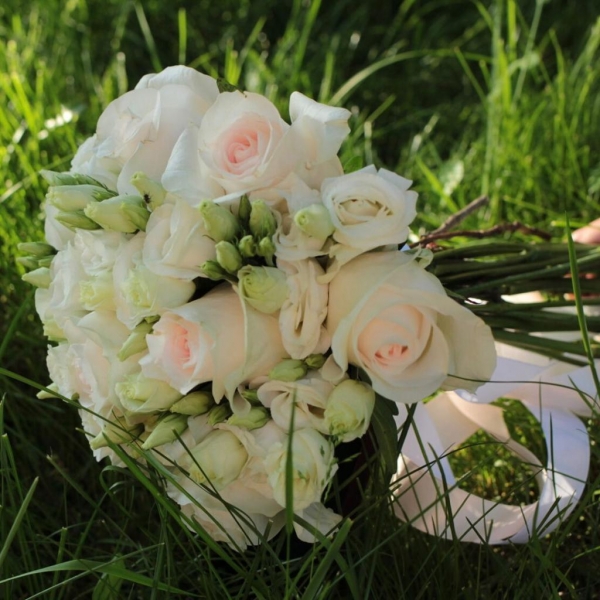Свадебный букет «Роза и лизиантус». Фото 2