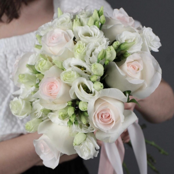 Свадебный букет «Роза и лизиантус»