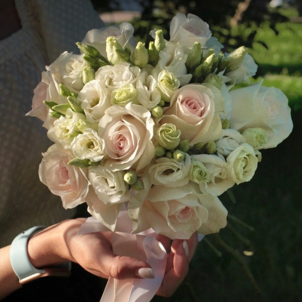 Свадебный букет «Роза и лизиантус». Фото 3